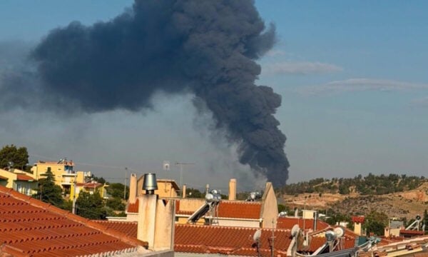 Φωτιά σε εργοστάσιο στον Ασπρόπυργο: Κινητοποίηση της Πυροσβεστικής