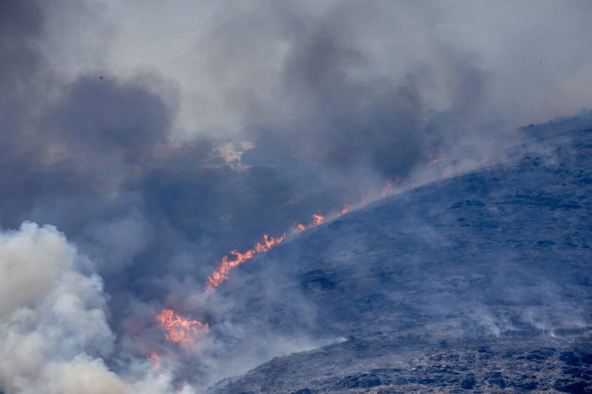 Φωτιά στα Οινόφυτα – Στη μάχη 4 εναέρια μέσα