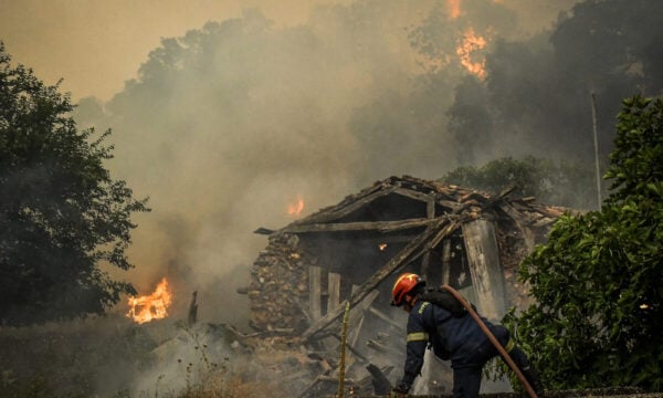 Φωτιά στα Ψακούδια Χαλκιδικής κοντά σε σπίτια