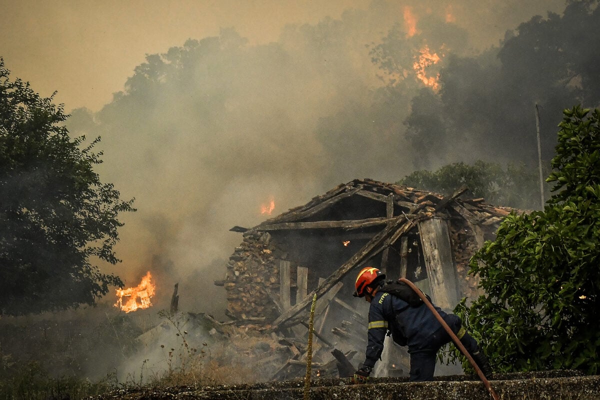 Φωτιά στα Ψακούδια Χαλκιδικής κοντά σε σπίτια