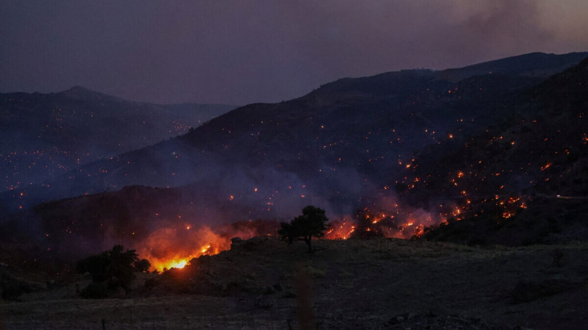 Φωτιά στην Αχαΐα, μάχη με αναζωπυρώσεις σε Ρέθυμνο και Πάρο – Επιμένουν και σήμερα οι ισχυροί άνεμοι 1 Φωτιά στην Αχαΐα, μάχη με αναζωπυρώσεις σε Ρέθυμνο και Πάρο – Επιμένουν και σήμερα οι ισχυροί άνεμοι