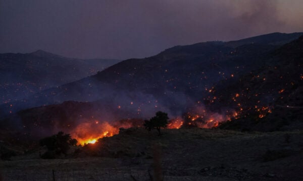 Νέα φωτιά στην Αχαΐα, μάχη με αναζωπυρώσεις σε Ρέθυμνο και Πάρο – Επιμένουν και σήμερα οι ισχυροί άνεμοι, δείτε live
