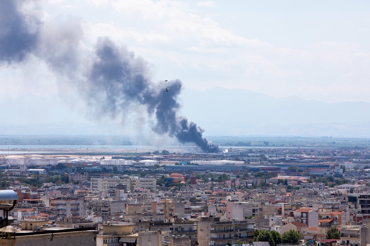Φωτιά στο Καλοχώρι Θεσσαλονίκης: Επεκτάθηκε σε διπλανό εργοστάσιο, μάχη των πυροσβεστών με τις φλόγες 15 Φωτιά στο Καλοχώρι