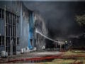 Φωτιά στο Καλοχώρι Θεσσαλονίκης: Επεκτάθηκε σε διπλανό εργοστάσιο, μάχη των πυροσβεστών με τις φλόγες