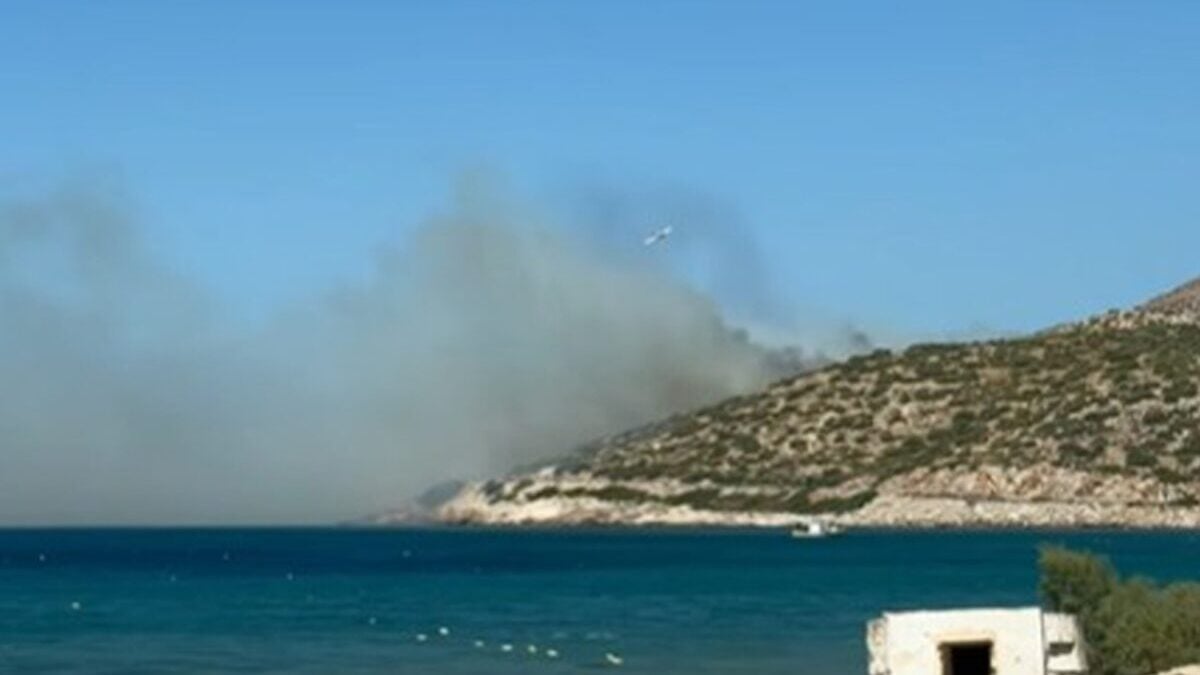 Φωτιά στον Χάρακα Κερατέας: Μήνυμα του 112 για ετοιμότητα 1 Φωτιά στον Χάρακα Κερατέας: Μήνυμα του 112 για ετοιμότητα