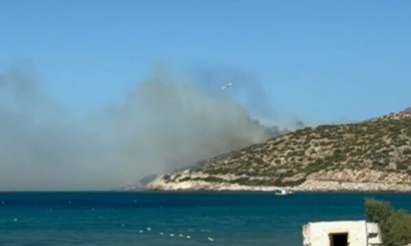 Φωτιά στον Χάρακα Κερατέας: Μήνυμα του 112 για ετοιμότητα