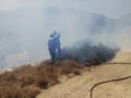 Φωτιά στην Πάρο: Μάχη με τις φλόγες και αναζωπυρώσεις πριν πέσει η νύχτα – Οι ισχυροί άνεμοι δυσκολεύουν το έργο