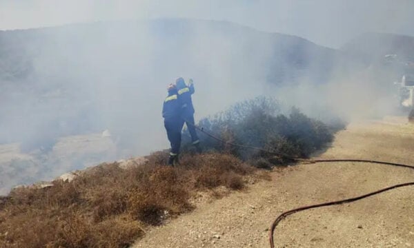 Φωτιά στην Πάρο: Μάχη με τις φλόγες και αναζωπυρώσεις πριν πέσει η νύχτα – Οι ισχυροί άνεμοι δυσκολεύουν το έργο
