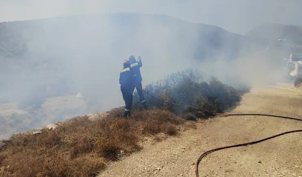 Φωτιά στην Πάρο: Μάχη με τις φλόγες και αναζωπυρώσεις πριν πέσει η νύχτα – Οι ισχυροί άνεμοι δυσκολεύουν το έργο