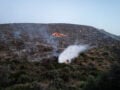 Φωτιά στην Πάρο: Ισχυρές πυροσβεστικές δυνάμεις – Στην μάχη και εναέρια μέσα