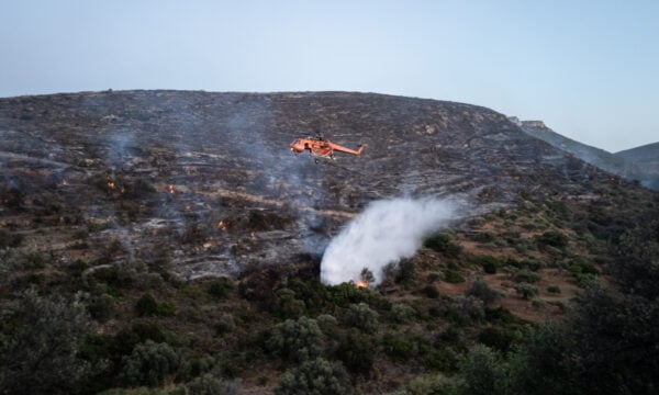 Φωτιά στην Πάρο: Ισχυρές πυροσβεστικές δυνάμεις και εναέρια μέσα στη μάχη
