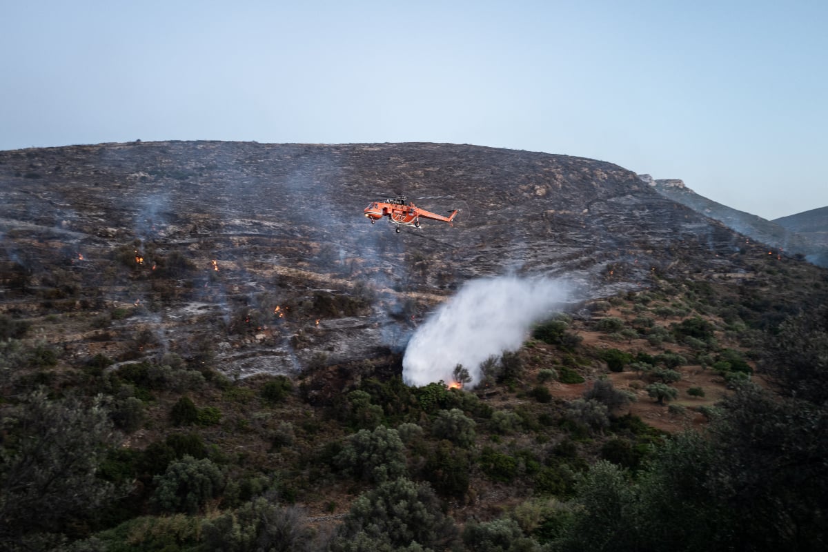Φωτιά στην Πάρο: Ισχυρές πυροσβεστικές δυνάμεις και εναέρια μέσα στη μάχη