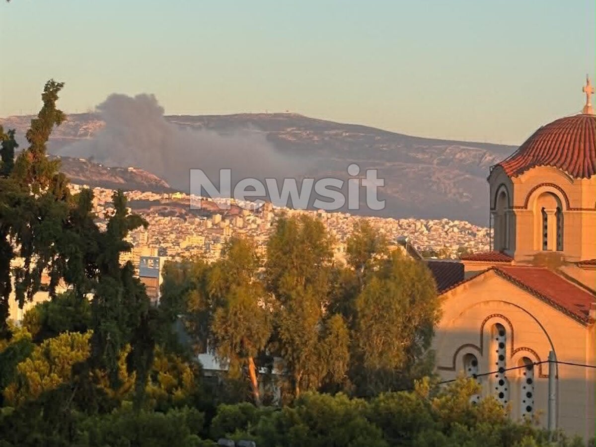 Πάρκο Γουδή: Μεγάλη φωτιά στο παλιό κτίριο του θεάτρου Badminton και μήνυμα του 112 5 Πάρκο Γουδή: Μεγάλη φωτιά στο παλιό κτίριο του θεάτρου Badminton και μήνυμα του 112
