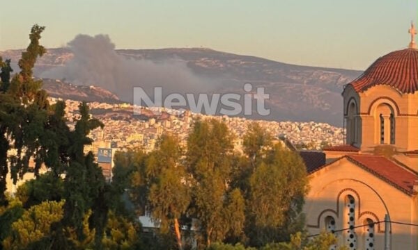 Πάρκο Γουδή: Μεγάλη φωτιά στο παλιό κτίριο του θεάτρου Badminton και μήνυμα του 112