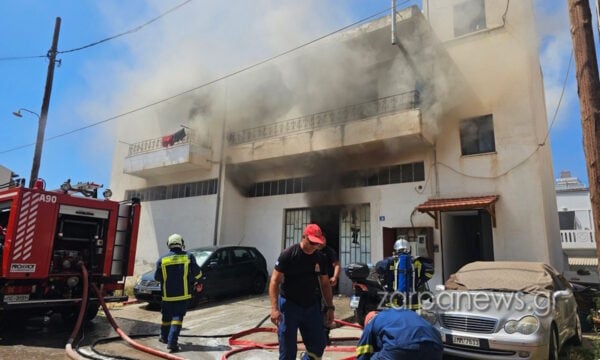 Φωτιά στα Χανιά: Κάηκε σπίτι πρώτου ορόφου, οι φλόγες επεκτάθηκαν σε αποθήκη χαρτικών