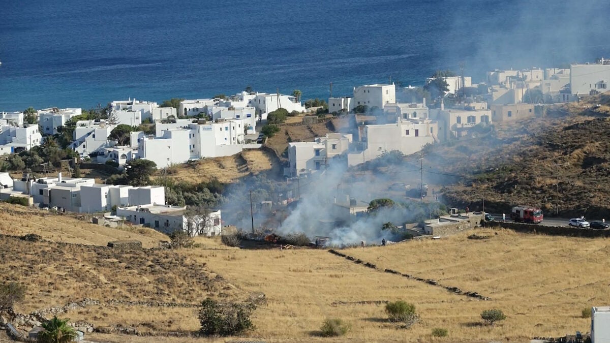Φωτιά στην Τήνο: Καίει ξερά χόρτα στον δρόμο προς Πόρτο 1 Φωτιά στην Τήνο: Καίει ξερά χόρτα στον δρόμο προς Πόρτο