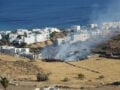 Φωτιά στην Τήνο: Καίει ξερά χόρτα στον δρόμο προς Πόρτο