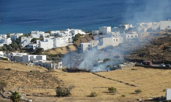 Φωτιά στην Τήνο: Καίει ξερά χόρτα στον δρόμο προς Πόρτο