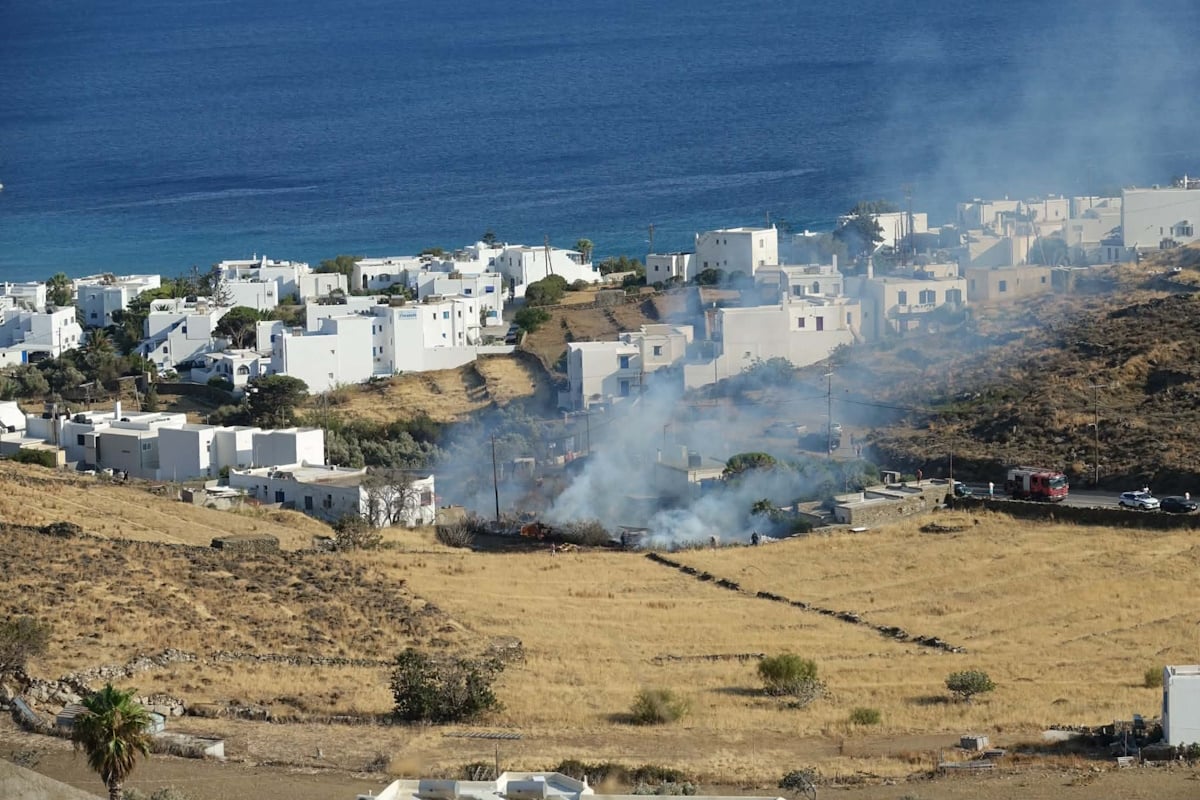 Φωτιά στην Τήνο: Καίει ξερά χόρτα στον δρόμο προς Πόρτο