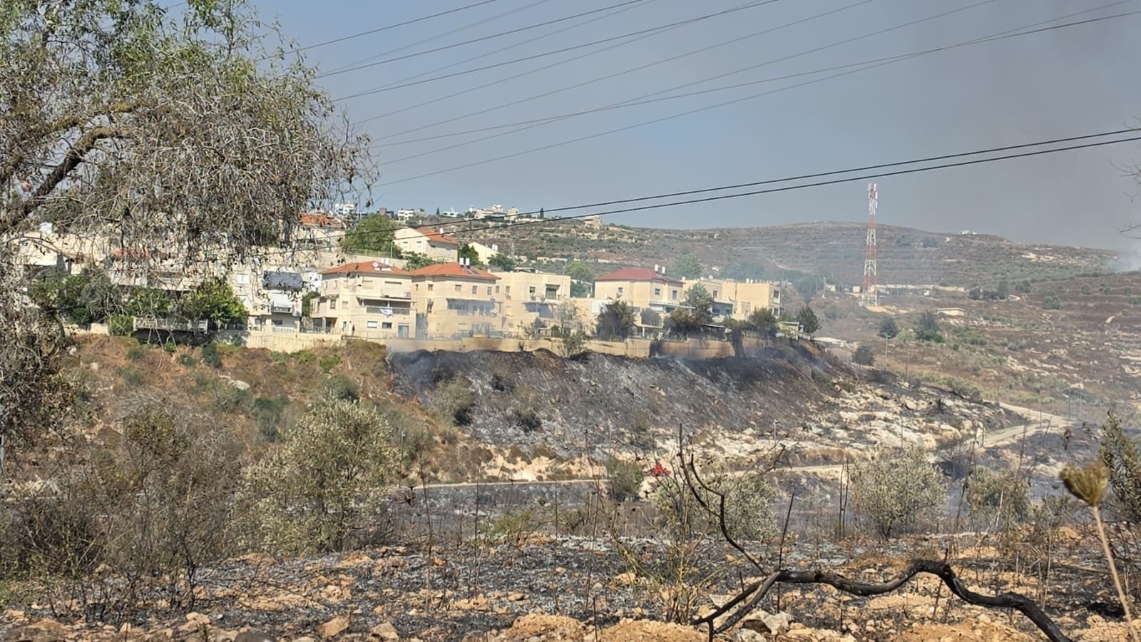 Βόρεια Δυτική Όχθη: Εκκενώσεις ισραηλινών οικισμών και δύο τραυματίες πυροσβέστες