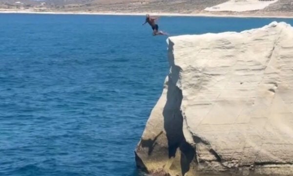 Ο Εβάν Φουρνιέ έκανε βουτιά στο Σαρακήνικο που «κόβει την ανάσα»
