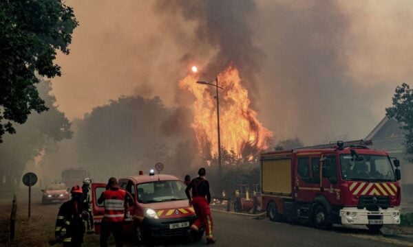 Γαλλία: Με βάρκες απομακρύνονται πολίτες από το Αρκασόν – 32 μέτωπα φωτιάς σε όλη τη χώρα