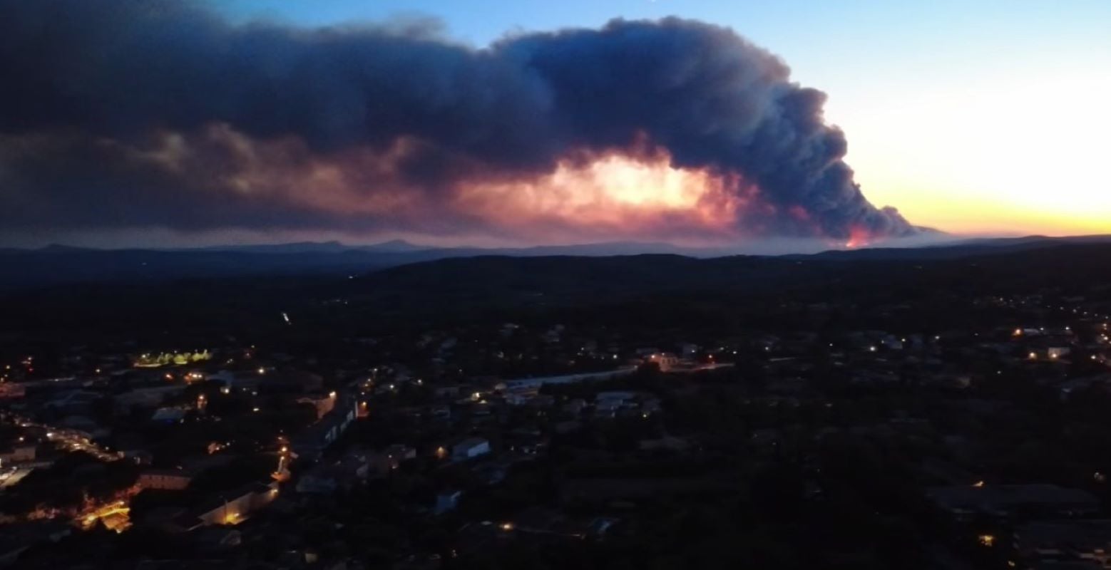 Πυρκαγιές στη Γαλλία: 25.000 στρέμματα έγιναν στάχτη στο Βαρ, εκκενώθηκαν οικισμοί – 2 πυροσβέστες νεκροί στη Ζιρόντ