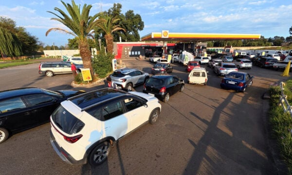 Βενζίνη στις ΗΠΑ πάνω από τα 4 δολάρια το γαλόνι λόγω της νέας κρίσης με το Ιράν