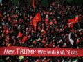Ιράν: Ταφή του Αλί Χαμενεΐ στη Μασχάντ – Σήκωσαν πανό με μήνυμα «Θα σκοτώσουμε τον Τραμπ»