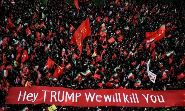 Ιράν: Ταφή του Αλί Χαμενεΐ στη Μασχάντ – Σήκωσαν πανό με μήνυμα «Θα σκοτώσουμε τον Τραμπ»