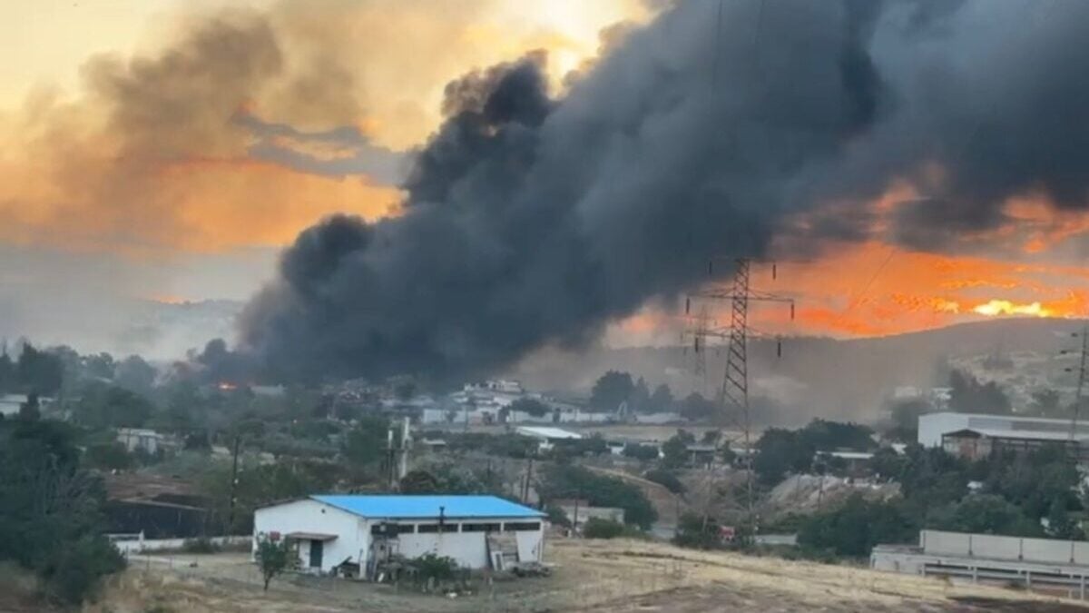 Φωτιά στο Ωραιόκαστρο: Πυρκαγιά στο εργοστάσιο ανακύκλωσης, κάηκαν παραπήγματα – Μηνύματα του 112 και εκκενώσεις 3 Φωτιά στο Ωραιόκαστρο: Πυρκαγιά στο εργοστάσιο ανακύκλωσης, κάηκαν παραπήγματα – Μηνύματα του 112 και εκκενώσεις