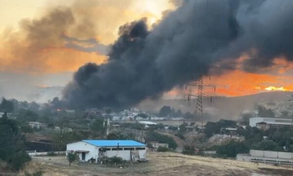 Φωτιά στο Ωραιόκαστρο: Πυρκαγιά στο εργοστάσιο ανακύκλωσης, κάηκαν παραπήγματα – Μηνύματα του 112 και εκκενώσεις