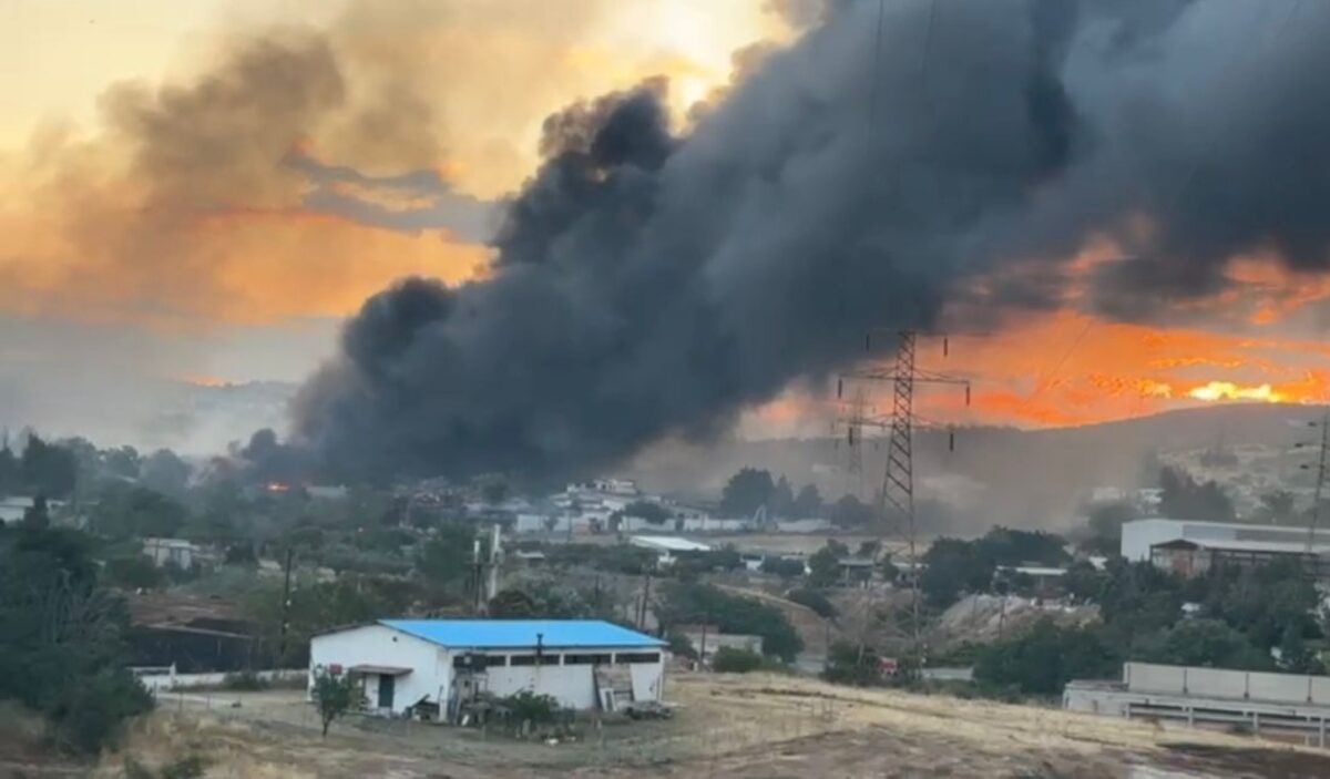 Φωτιά στο Ωραιόκαστρο: Πυρκαγιά στο εργοστάσιο ανακύκλωσης, κάηκαν παραπήγματα – Μηνύματα του 112 και εκκενώσεις