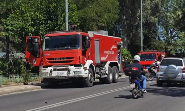 Κάτω Πατήσια: Άρπαξε φωτιά μετασχηματιστής του ΔΕΔΔΗΕ – Διακοπή κυκλοφορίας