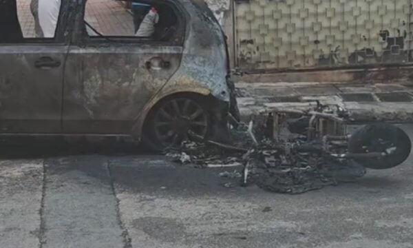Κυψέλη: Αυτοκίνητο κάηκε ολοσχερώς από φωτιά σε ηλεκτρικό σκούτερ