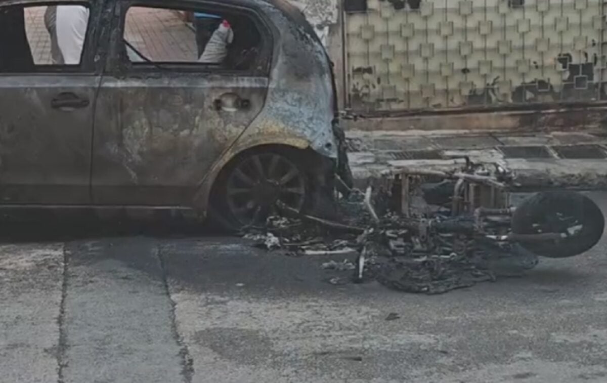 Κυψέλη: Αυτοκίνητο κάηκε ολοσχερώς από φωτιά σε ηλεκτρικό σκούτερ
