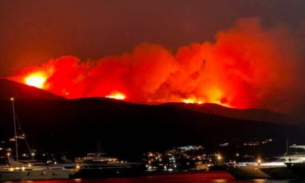 Φωτιά στην Πάρο: Αναζωπυρώσεις κοντά σε σπίτια – Νέα μηνύματα του 112 για εκκένωση 5 περιοχών