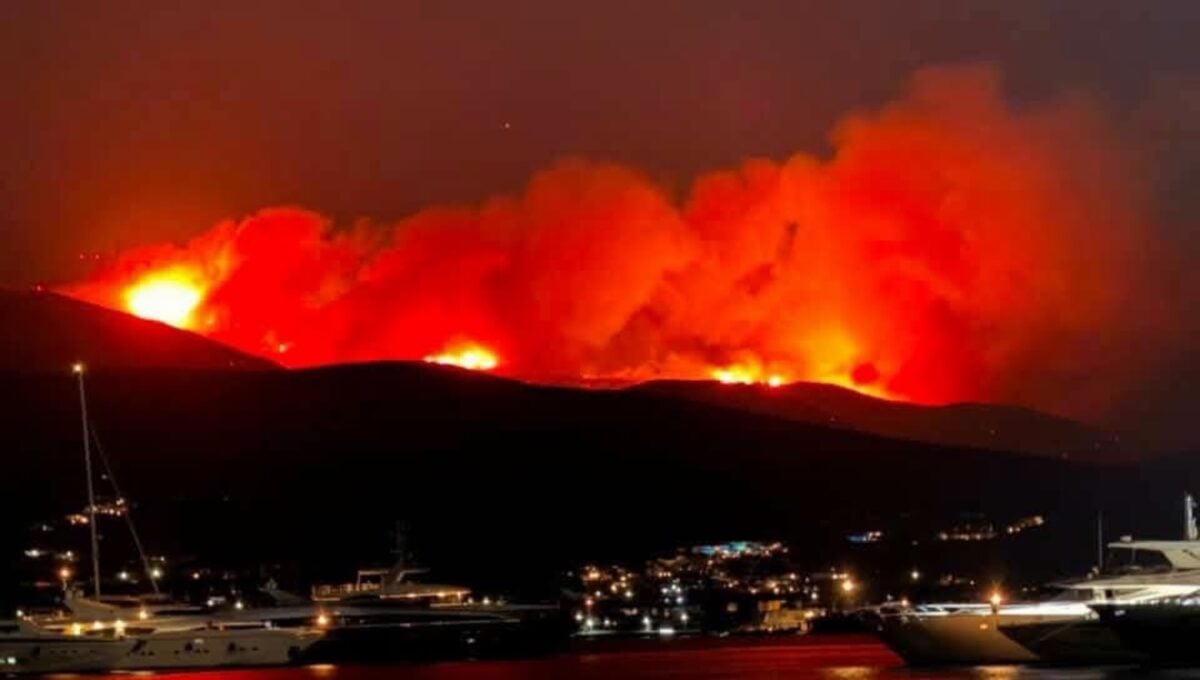 Φωτιά στην Πάρο: Αναζωπυρώσεις κοντά σε σπίτια – Νέα μηνύματα του 112 για εκκένωση 5 περιοχών
