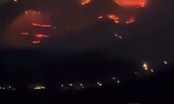 Φωτιά στην Πάρο: Ολονύχτια μάχη με τις φλόγες – Ενισχύθηκαν οι δυνάμεις