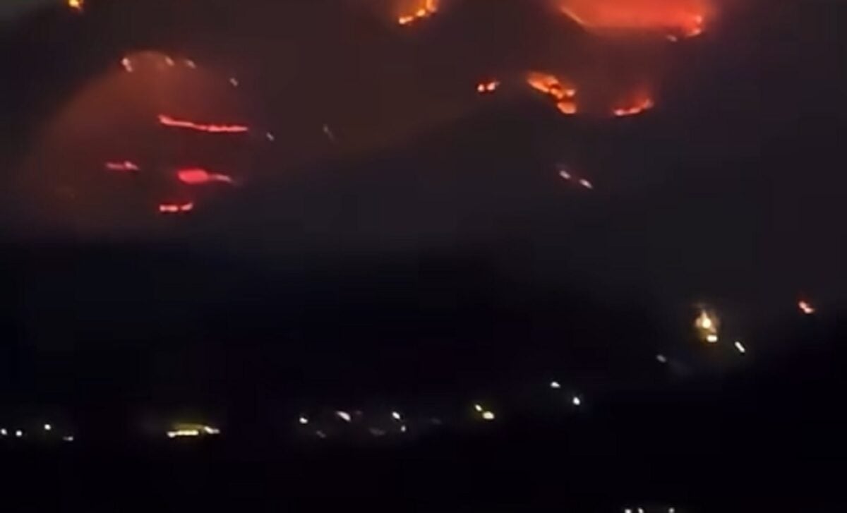Φωτιά στην Πάρο: Ολονύχτια μάχη με τις φλόγες – Ενισχύθηκαν οι δυνάμεις