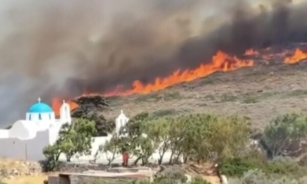 Φωτιά στην Πάρο: Χωρίς ενεργό μέτωπο αλλά με διάσπαρτες εστίες – «Κανένας εφησυχασμός λόγω ανέμων» λέει η Πυροσβεστική