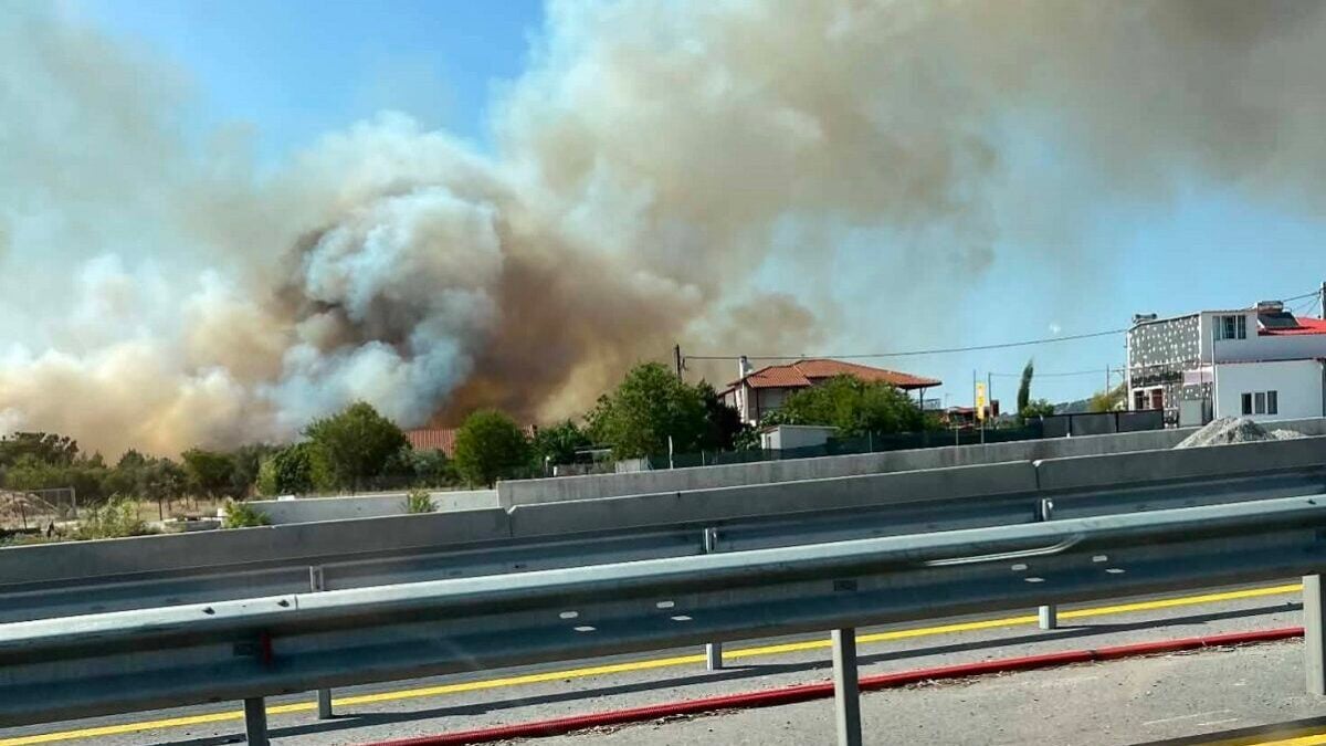 Φωτιά στην Πυλαία – Μήνυμα του 112 για απομάκρυνση 2 Φωτιά στην Πυλαία – Μήνυμα του 112 για απομάκρυνση