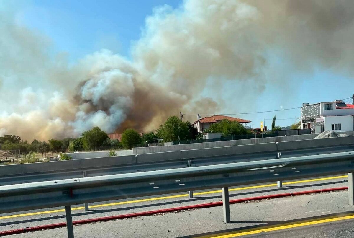 Φωτιά στην Πυλαία – Μήνυμα του 112 για απομάκρυνση