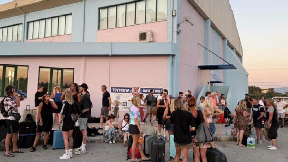 Φωτιά στο Ρέθυμνο: Στο Κλειστό Γυμναστήριο Φαιστού οι κάτοικοι και οι επισκέπτες από την Αγία Γαλήνη 1 Φωτιά στο Ρέθυμνο: Στο Κλειστό Γυμναστήριο Φαιστού οι κάτοικοι και οι επισκέπτες από την Αγία Γαλήνη