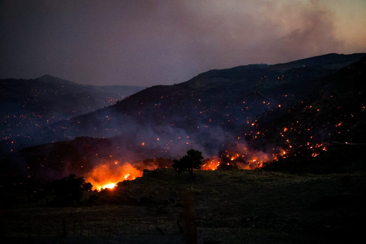 Ολονύχτια μάχη με τις φλόγες σε Ρέθυμνο, Σητεία και Λέσβο – Τρεις νεκροί πυροσβέστες
