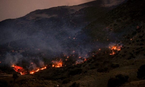 Φωτιά στο Ρέθυμνο: Ανεξέλεγκτο το μέτωπο, κάηκαν σπίτια – Εκκενώσεις οικισμών και πένθος για τους νεκρούς πυροσβέστες