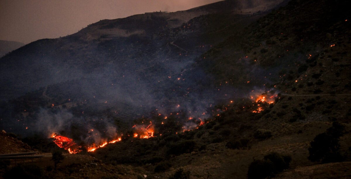 Φωτιά στο Ρέθυμνο: Ανεξέλεγκτο το μέτωπο, κάηκαν σπίτια – Εκκενώσεις οικισμών και πένθος για τους νεκρούς πυροσβέστες
