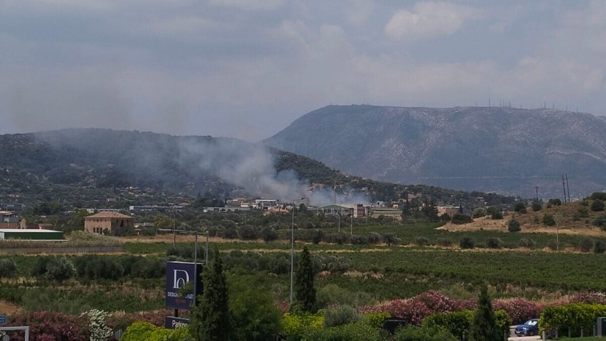 Φωτιά στα Σπάτα: Καίει κοντά σε σπίτια, ήχησε το 112 – «παραμείνετε σε ετοιμότητα» 1 Φωτιά στα Σπάτα: Καίει κοντά σε σπίτια, ήχησε το 112 – «παραμείνετε σε ετοιμότητα»