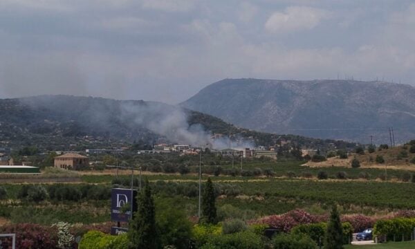 Φωτιά στα Σπάτα: Καίει κοντά σε σπίτια, ήχησε το 112 – «παραμείνετε σε ετοιμότητα»