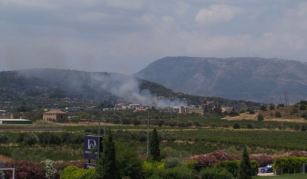 Φωτιά στα Σπάτα: Καίει κοντά σε σπίτια, ήχησε το 112 – «παραμείνετε σε ετοιμότητα»